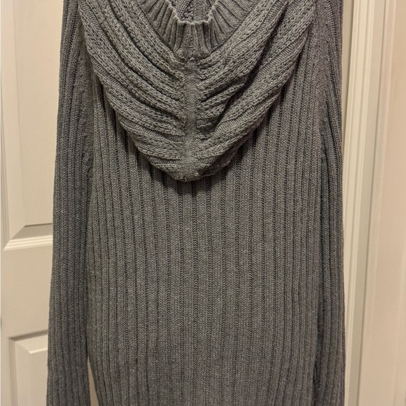 Sonoma Gray V-Neck Sweater with Cable Knit Pattern - Picture 8 of 13
